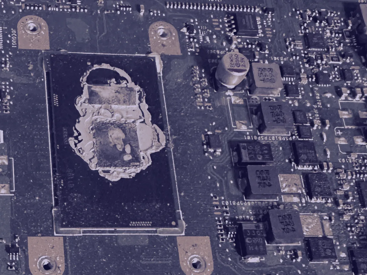 Geöffnetes Laptop-Mainboard mit freigelegtem Prozessor vor der Erneuerung der Wärmeleitpaste
